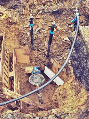 Şehirde yeniden değerlendirme sistemi var. Plastik su boruları döşemek 