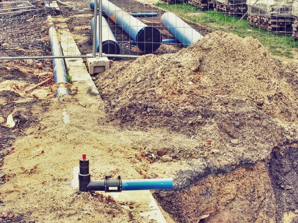 Tubería del sistema de agua potable y la válvula para entregar agua — Foto de Stock