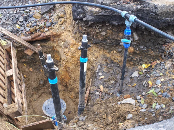 Sistema de renovación en la ciudad. Colocación de tuberías de agua de plástico — Foto de Stock