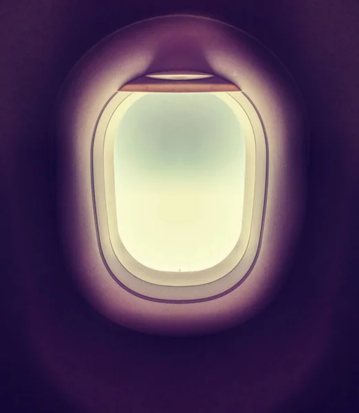 Cielo azul profundo en el ojo de buey del avión —  Fotos de Stock