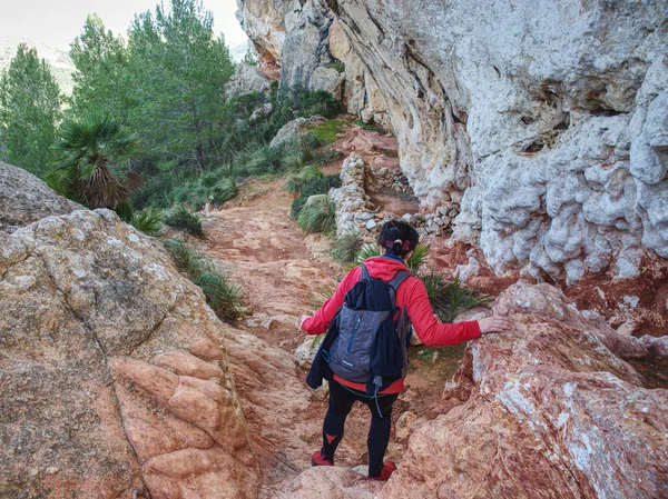 Žena pomalu sestupuje kluzkou stezkou — Stock fotografie