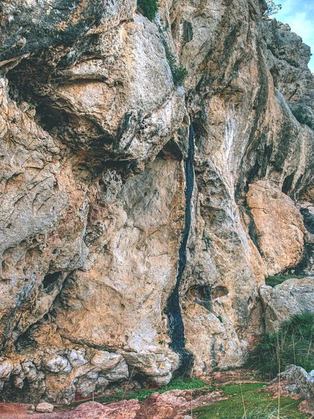 Scharfe Bruchstelle in der Bergwand — Stockfoto