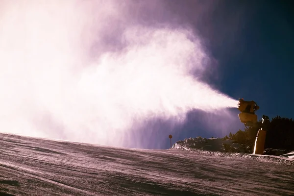 Canhão de neve criar neve fresca na pista de esqui — Fotografia de Stock