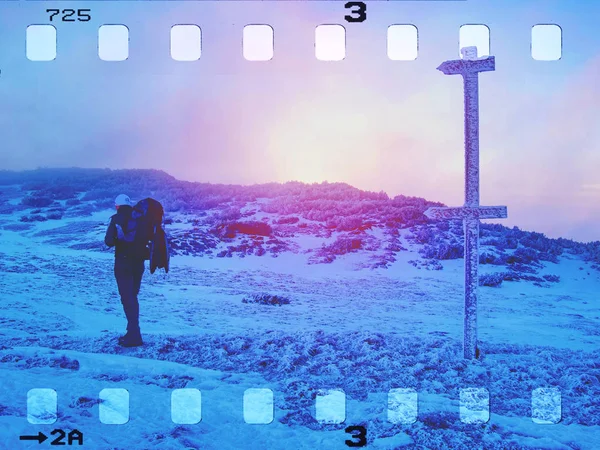 Caminante de invierno y escalador a pie a la cumbre —  Fotos de Stock