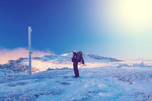 Kış yürüyüşçüsü ve dağcı zirveye yürür — Stok fotoğraf