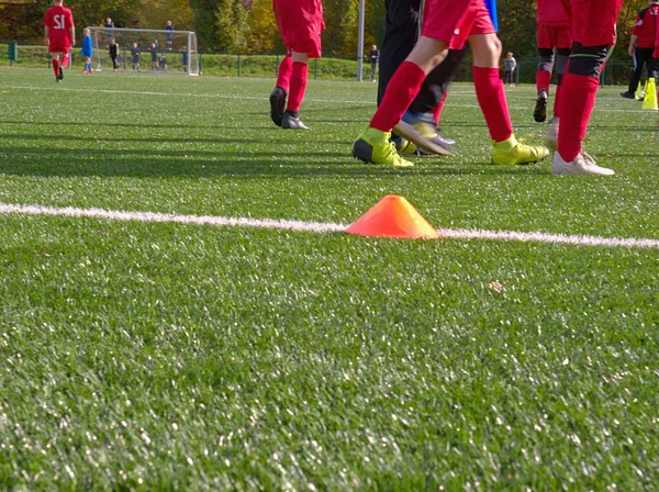 Parque infantil com linhas e cones, jogadores de futebol fora de foco — Fotografia de Stock