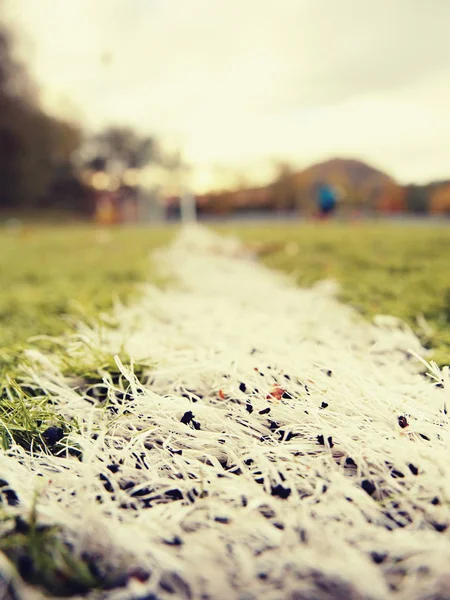 Parco giochi con linee e coni, giocatori di calcio fuori fuoco — Foto Stock