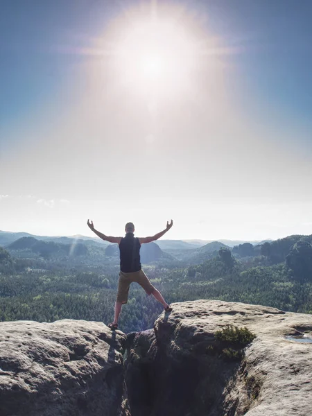 Un escursionista che urla di felicità sulla cima di una montagna. Uomo in cima — Foto Stock