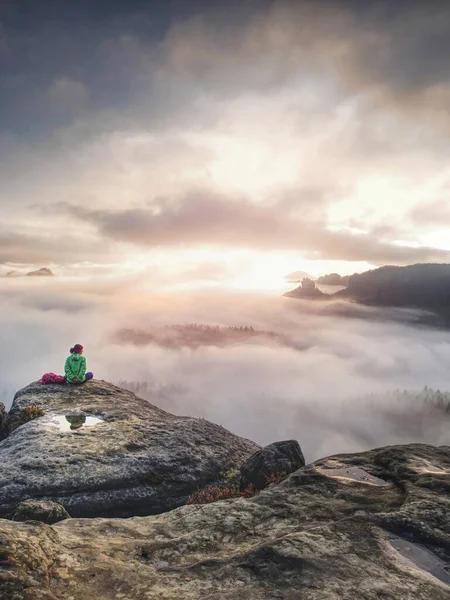 Frau genießt Sonnenaufgang mit Blick auf Tal und Berge — Stockfoto