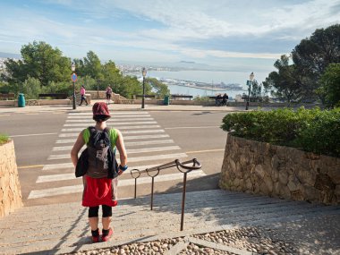 Eski şatodan bir kadın geldi. Taşlı merdiven körükleme kalesi, Castell de Bellver, Palma de Mallorca, İspanya 29 Ocak 2020