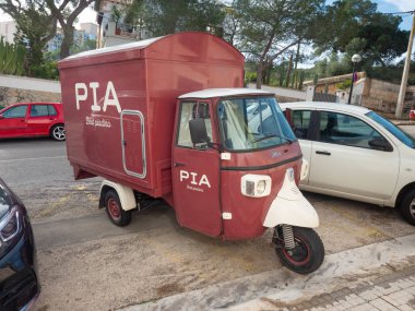 Piaggio Goril 400klasik, kırmızı üç tekerli taşıma. Piaggio Ape, üç tekerlekli hafif ticari bir araçtır. Palma de Mallorca 29 Ocak 2020