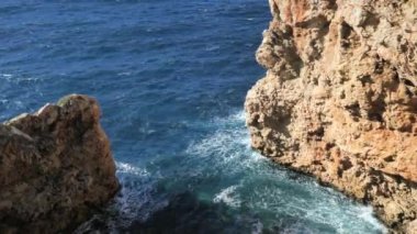 Küçük körfeze girmenin en dar kısmı. Girdaplı kayalar arasındaki en ince yer..