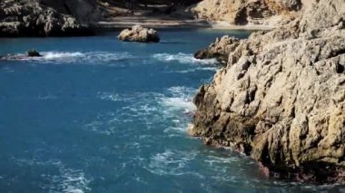 Rocksin Calo den Monjo 'da dalgalar çarpıyor, manzara doğa manzarası ve deniz manzaralı güzel tropikal deniz.
