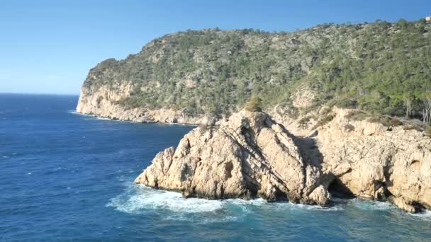 海岸線の岩 湾での晴れた日 地中海の海の自然景観 海と石の美しい景色 海岸の波 — ストック動画