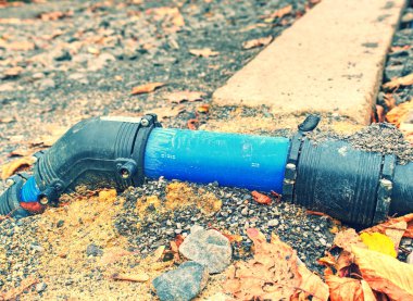 Hdpe mavi tüp şehrin içme suyu tedarik sistemine siyah bükülmüş kısmıyla bağlı..