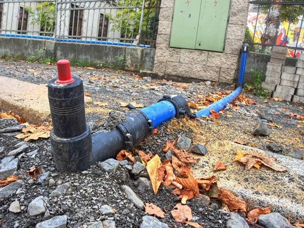 Hdpe Blaues Rohr Durch Schwarz Gebogenes Teil Städtische Trinkwasserversorgung Angeschlossen — Stockfoto