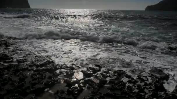 Krásné Hedvábné Hladké Vodní Vlny Skály Břehu Moře Během Slunečného — Stock video
