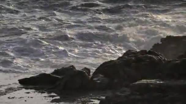 岩石土地的剧烈平静以大海而告终 浪花般的泡沫盐水一次又一次地冲击着大地 — 图库视频影像