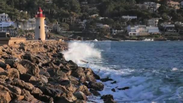 Kamenný Koláč Proti Vlnitému Modrému Oceánu Slunečného Dne Port Andratx — Stock video