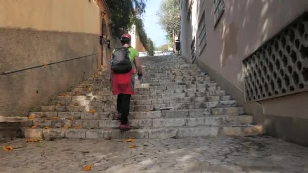 Reisenden Mädchen Mit Hut Und Rucksack Fuß Durch Die Altstadt — Stockvideo