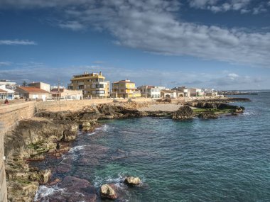 Portixol gezinti güvertesi boyunca insanlar, Palma şehrine yakın. Akdeniz, güneşli bir gün.