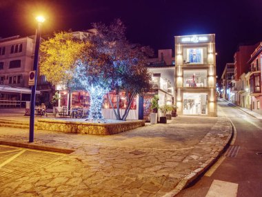 Eski Port d Andratx kasabası. Port Town 'un ışıl ışıl, histikal bölgesinde akşam yürüyüşü. 