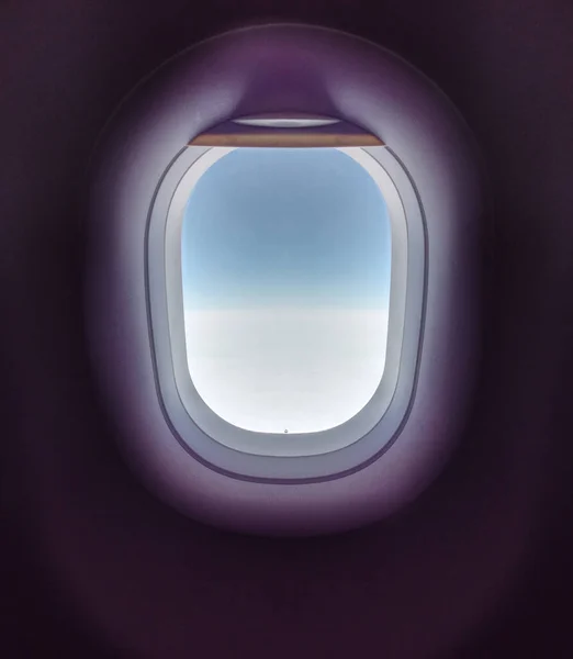 Uçak Penceresinin Güzel Arka Planı Pencere Yoğun Siste Mavi Gökyüzünde — Stok fotoğraf