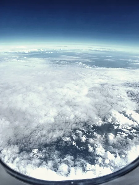 在背景图和云彩中飞行的飞机 前往新国家的旅行和航班的概念 — 图库照片