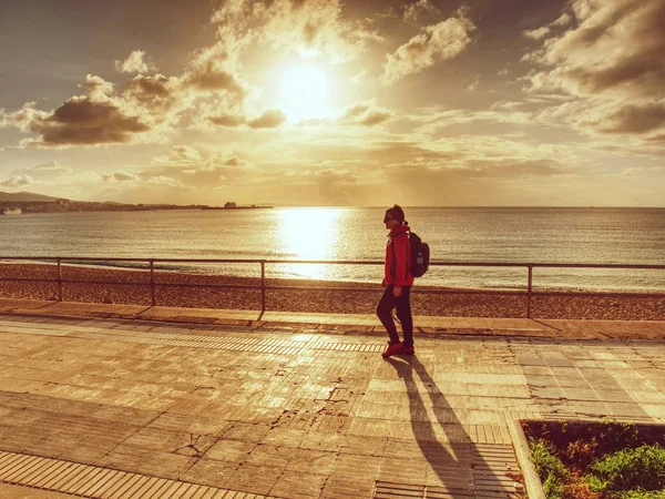 Backpacker Spazieren Oder Spazieren Entlang Der Strandpromenade Sonne Horizont — Stockfoto