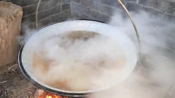 Primer Plano Agua Hirviendo Burbujeante Caliente Con Carne Huesos Una — Vídeos de Stock