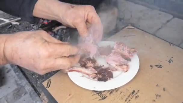 Polsi Dita Maschili Staccano Carne Dalle Ossa Del Maiale Bollito — Video Stock