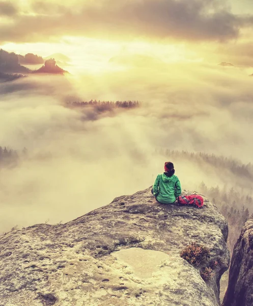 Alone Travel Woman Hiker Sits Edge Cliff Enjoying Sunrise Looking — Stock Photo, Image