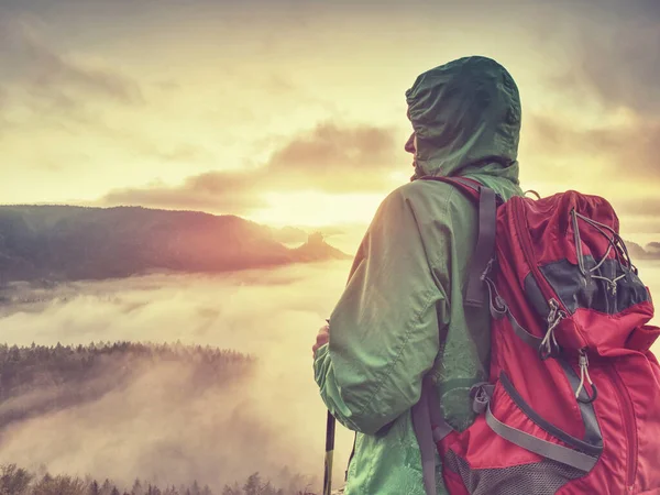 Turista Verde Windcheater Com Capuz Cabeça Mochila Vermelha Nas Costas — Fotografia de Stock