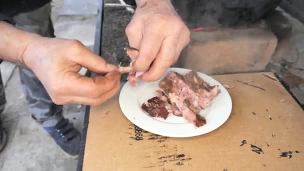 Velho Chef Parte Costelas Nos Dedos Verifica Carne Cozida Num — Vídeo de Stock