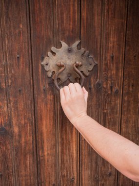 El ele tutuşan kapı tokmağı, klasik tarzda yapılmış.