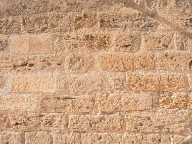 Panoramik taş duvar. Meadieval duvarda yıpranmış sağ taş bloklar.