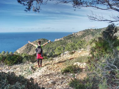 Kız yürüyüşçü Mallorca dağlarında yürüyüş deneyiminin keyfini çıkar, yaşam tarzı özgürlüktür..