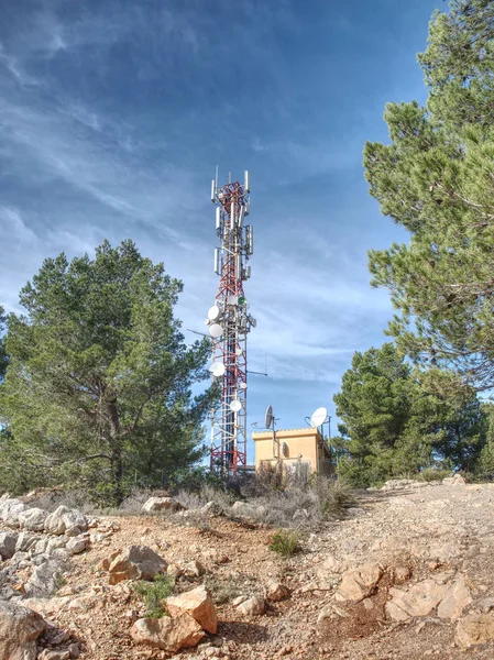 Centrum Komunikacji Górskiej Antenami Stalowej Wieży Przed Głębokim Błękitnym Niebem — Zdjęcie stockowe