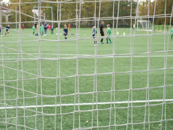 Junge Fußballer Auf Spielplatz Durch Tornetz Gesehen — Stockfoto
