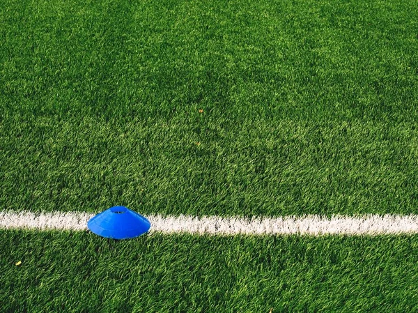 Träningsutrustning För Fotboll Grön Konstgräs Med Suddiga Barn Spelare Utbildning — Stockfoto