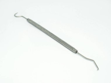 Beyaz arkaplan açılı görünümde dişçi keskinliği. Ağız temizliği