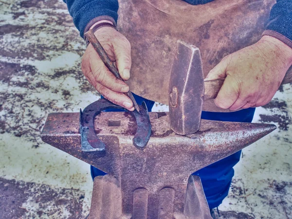 Detalj Att Göra Nya Hästsko Smedjan Verkstad Manlig Hovslagare Hammare — Stockfoto