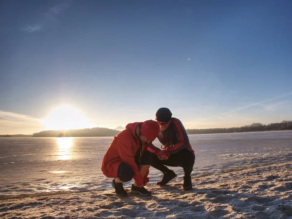 Mulher Homem Que Estende Natureza Inverno Antes Corrida Duas Pessoas — Fotografia de Stock