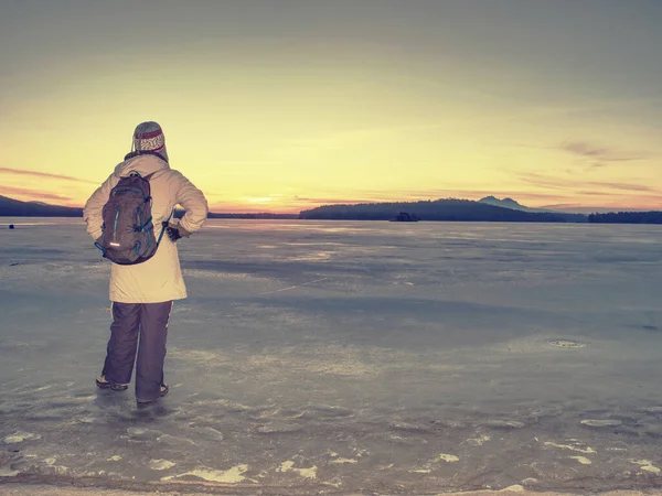 Mulher Viajante Viaja Para Offshore Bela Lagoa Glacial Mulher Viajante — Fotografia de Stock