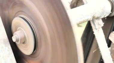 Bahçede çalışan dairesel testere bıçağı. Ahşap işleri, iş tehlikeleri. Dönen disk bıçağının detaylı görüntüsü. Tehlikeli testere tırtıklı.