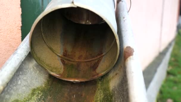 排水用生锈镀锌金属管 旧的锌排水管化学表面涂层的剩余部分 — 图库视频影像