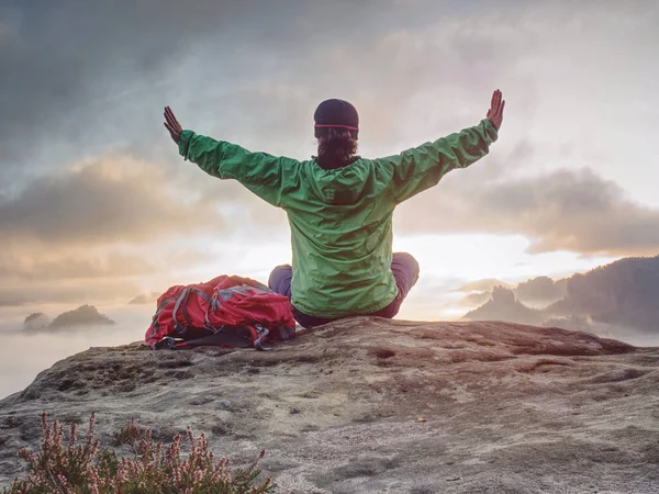 Flicka Bergstoppen Händerna Höjda Över Molnen Travel Lifestyle Framgång Koncept — Stockfoto