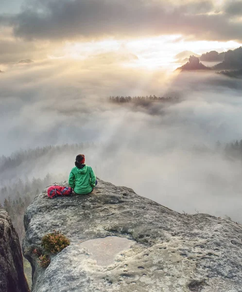 Wandelaar Vrouw Ontspannen Neem Een Adem Het Beklimmen Van Bergen — Stockfoto
