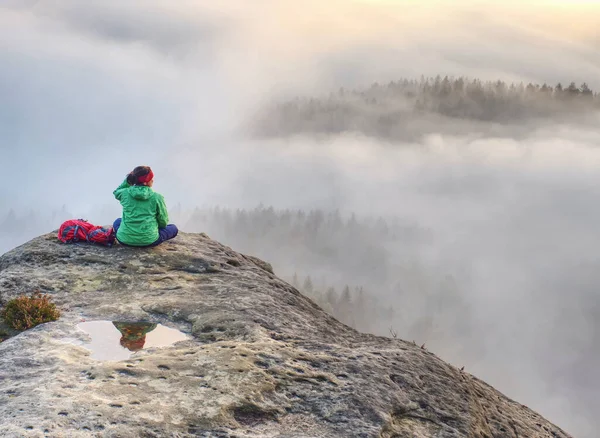Grüne Jacke Frau Sitzt Nachdenklich Auf Dem Rand Eines Felsens — Stockfoto