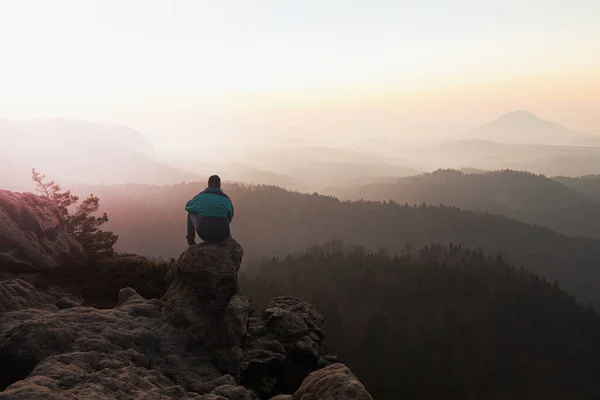 Homem Perdido Está Sentado Pico Montanha Observando Nascer Sol Sobre — Fotografia de Stock